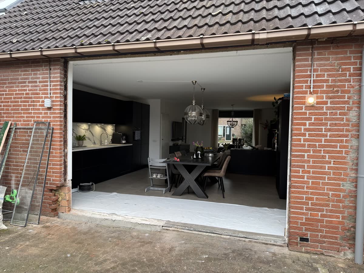Achtergevel met de oude pui verwijderd