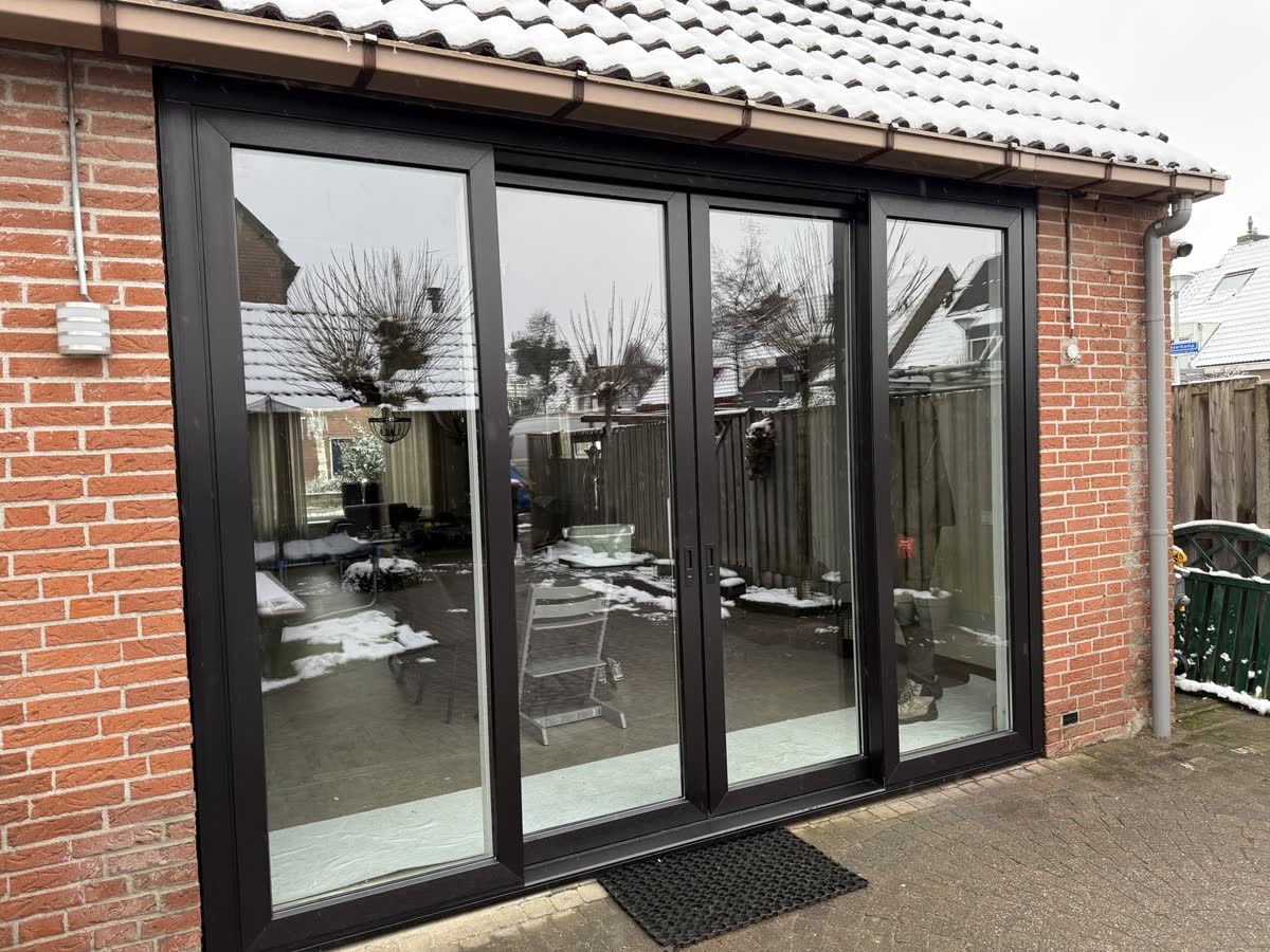 Antraciet openslaande deuren met vaste zijdelen