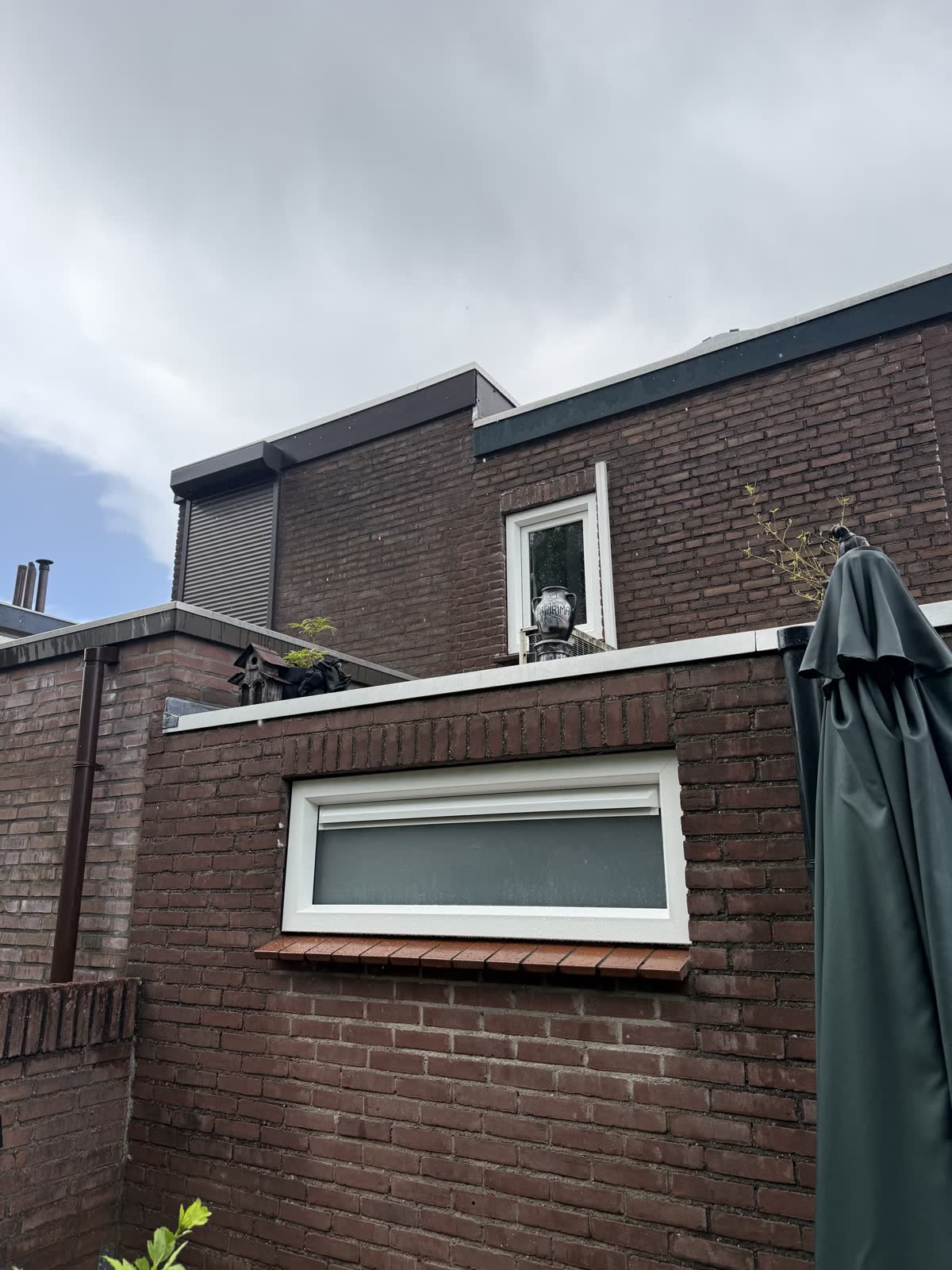 Liggend raam in een tuinmuur