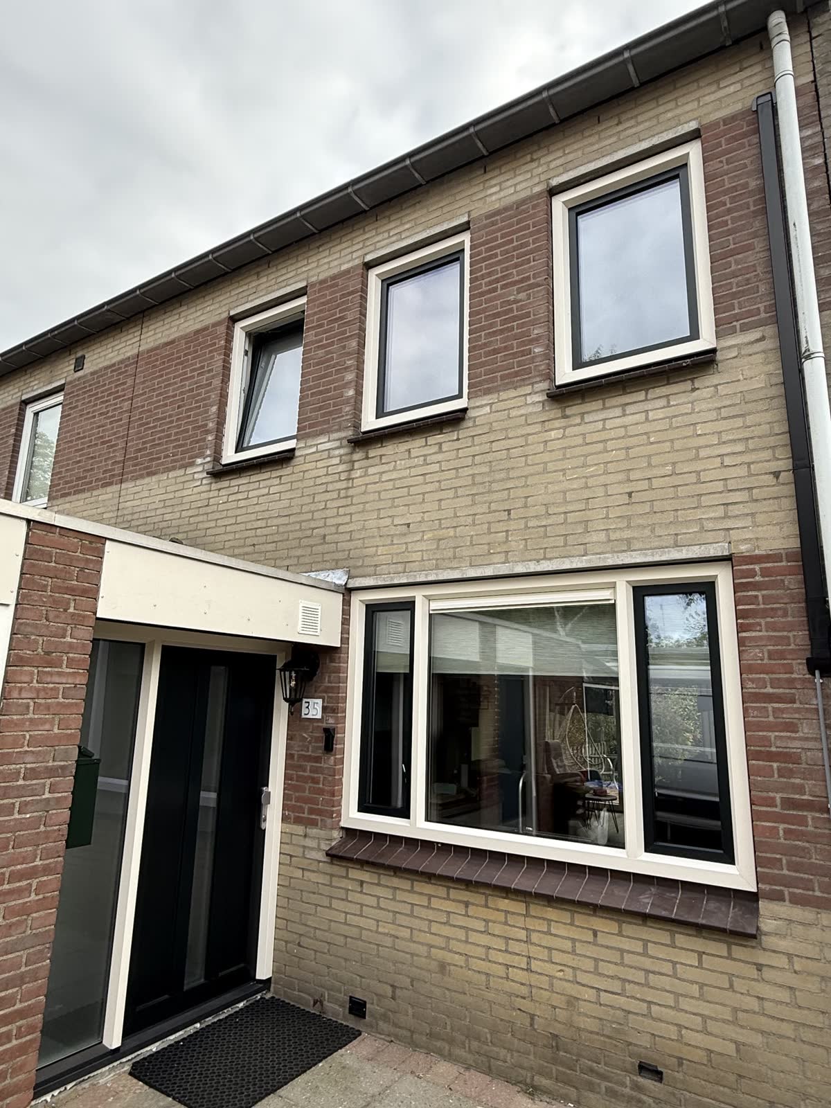 Witte ramen op begane grond en verdieping