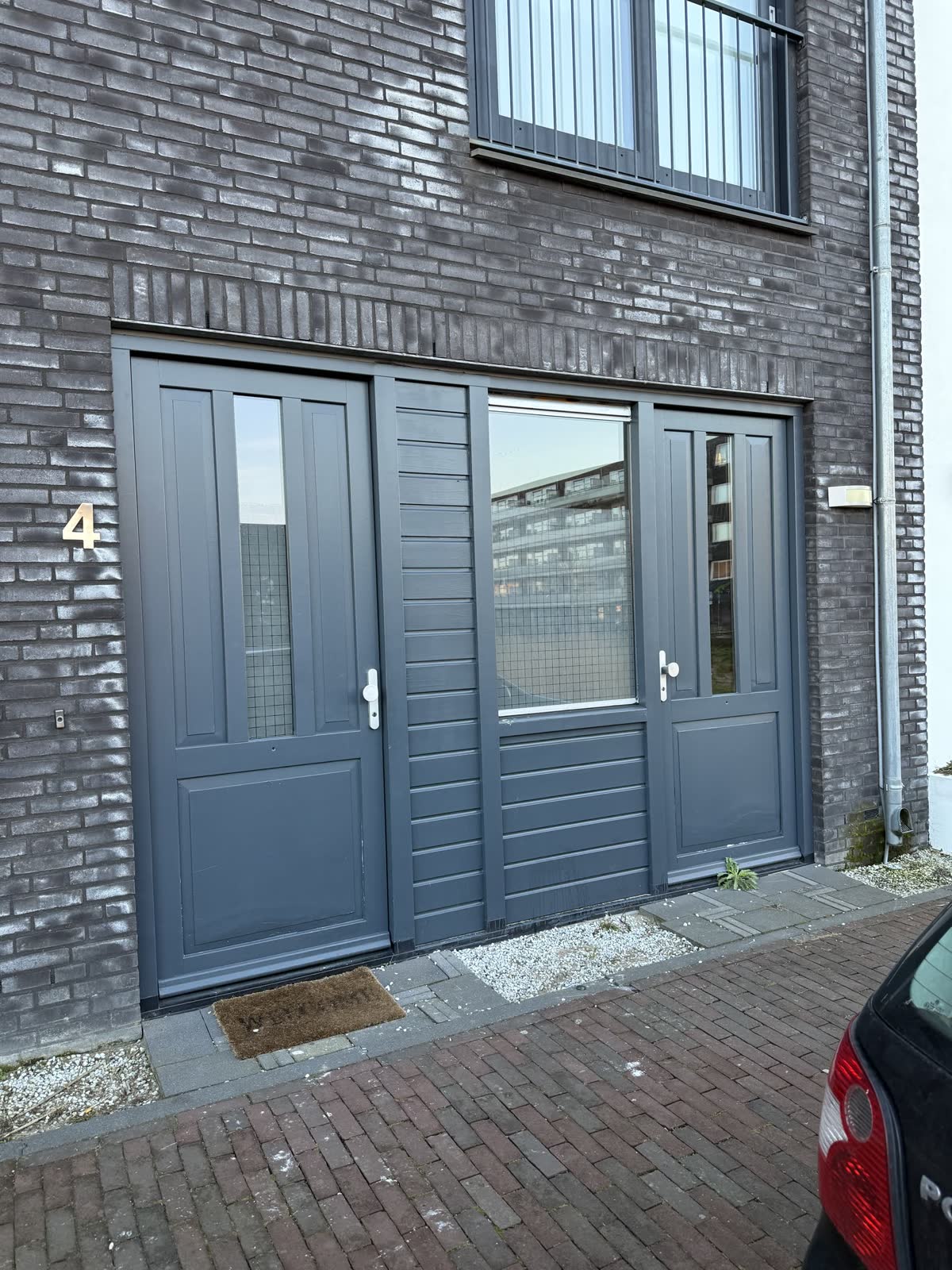Oude deuren en raam op de begane grond