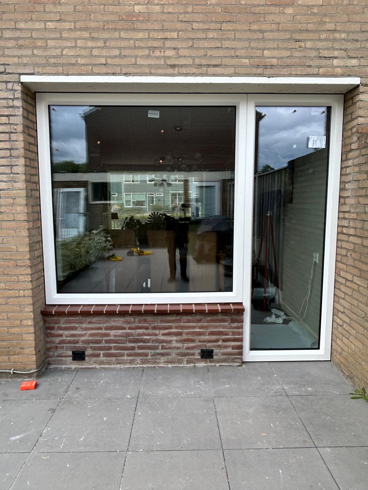 Witte tuinpui met deur en vast glas