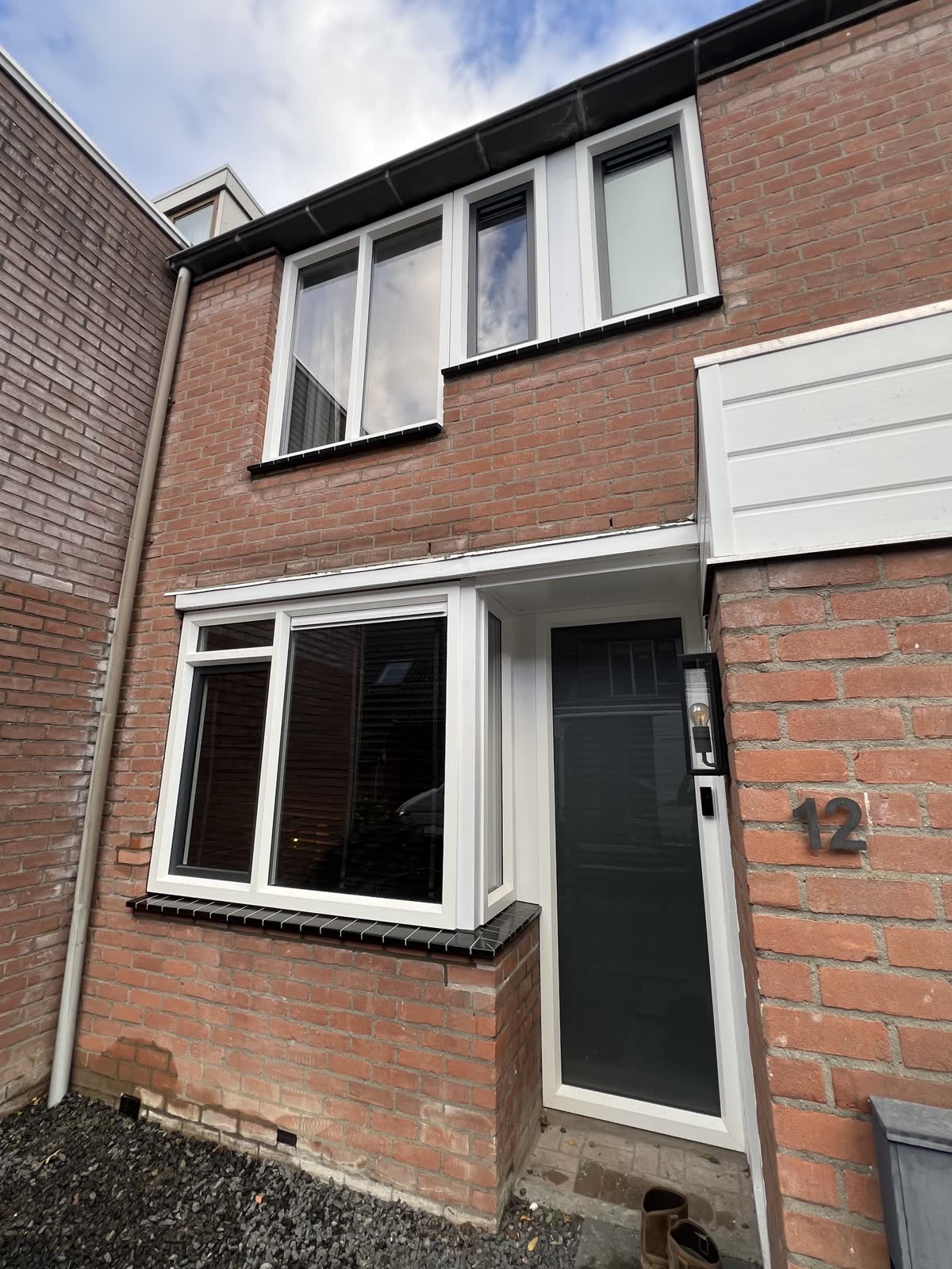 Voorgevel met witte ramen