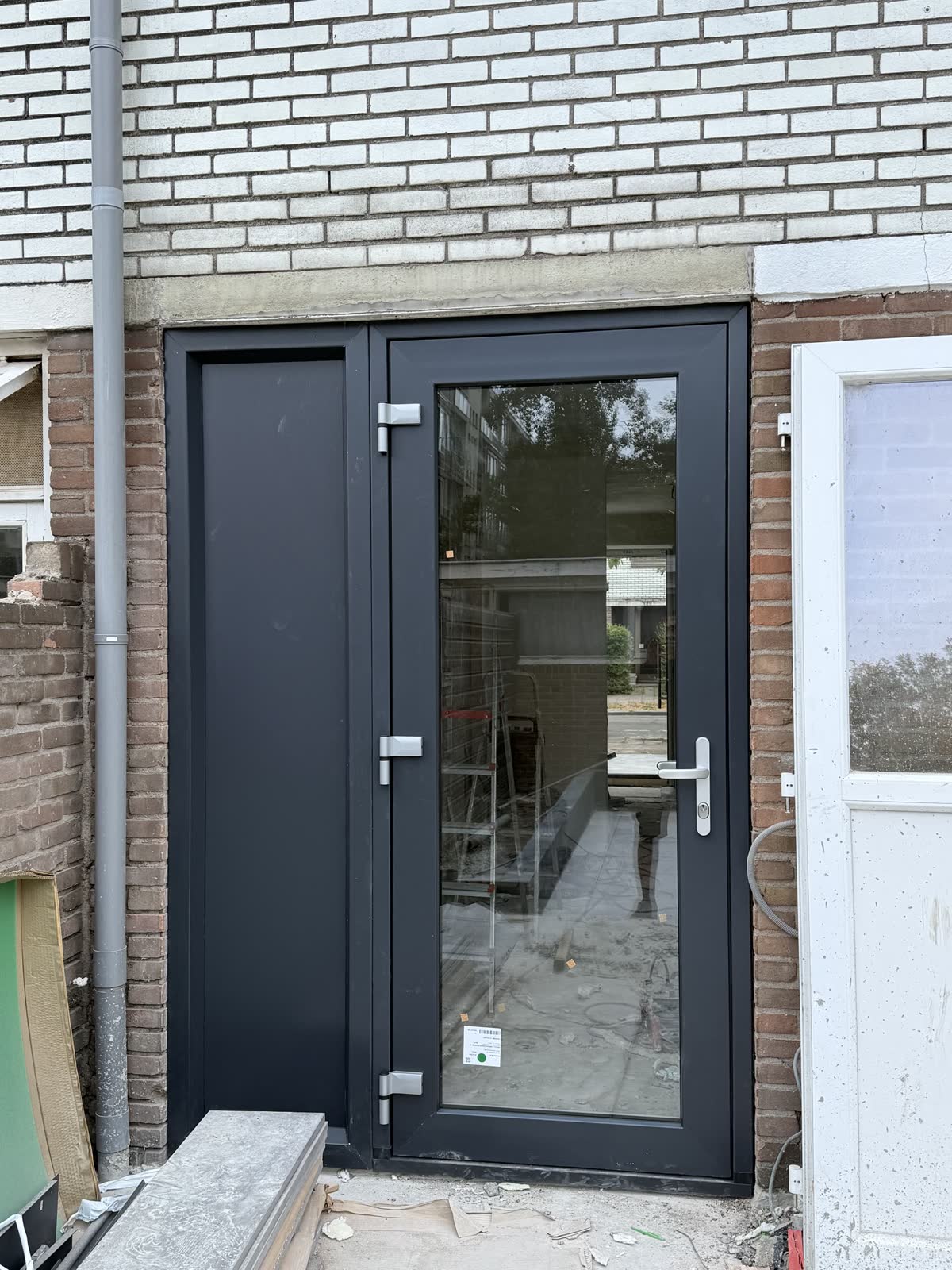 Zwarte achterdeur met glas
