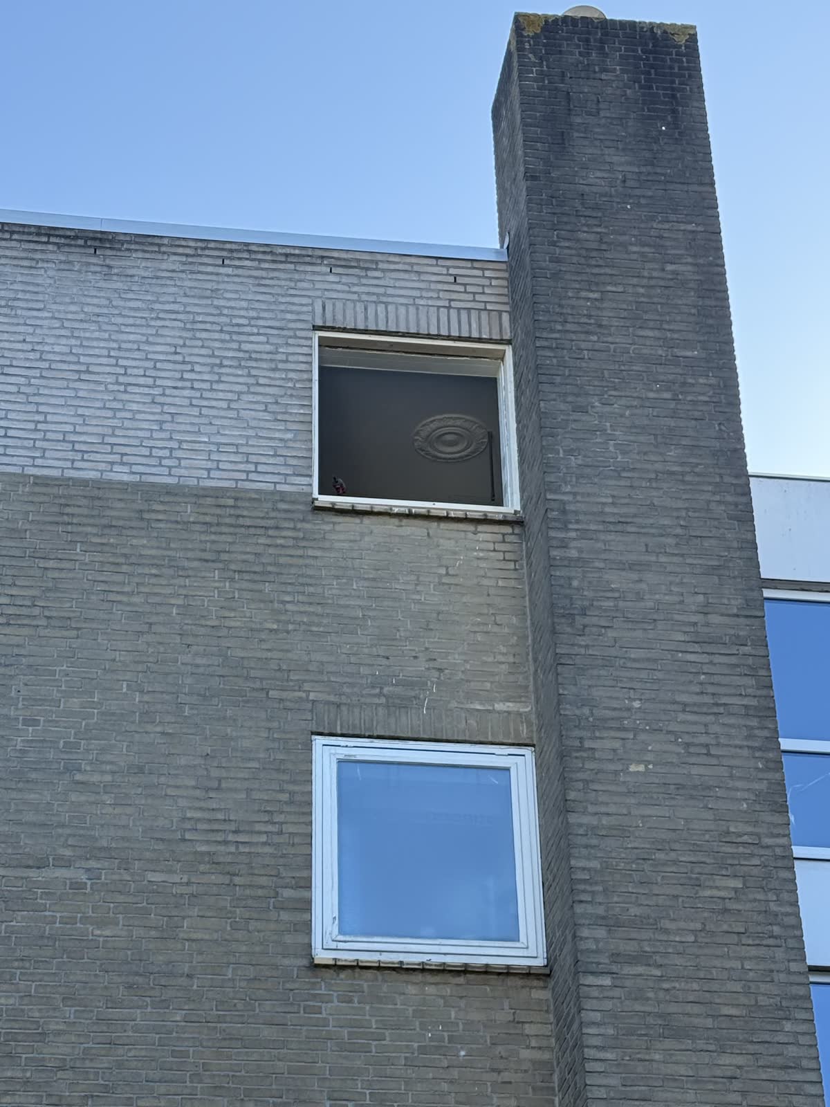 Witte ramen in een gemetselde gevel