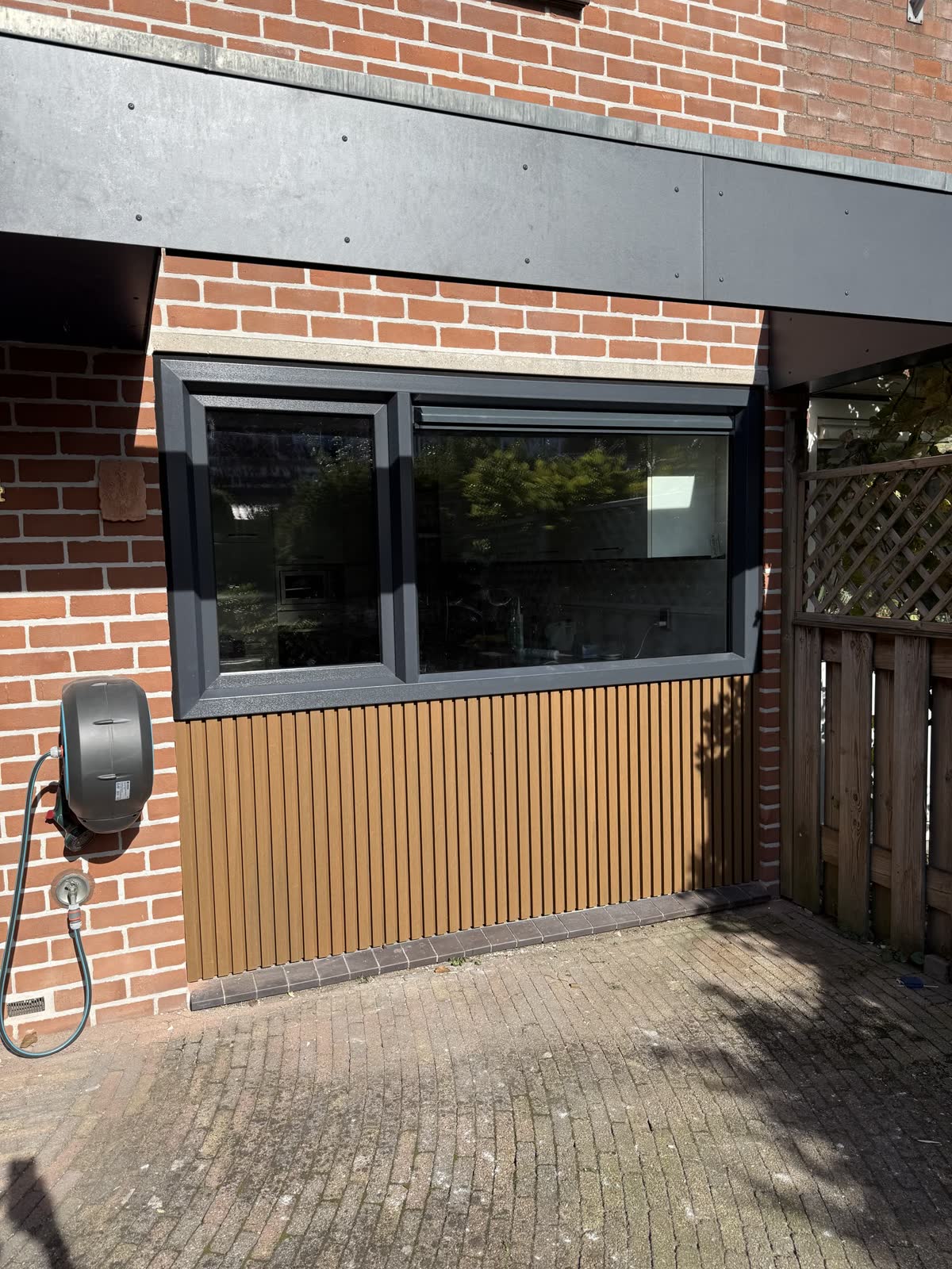 Nieuw antraciet raam boven een borstwering