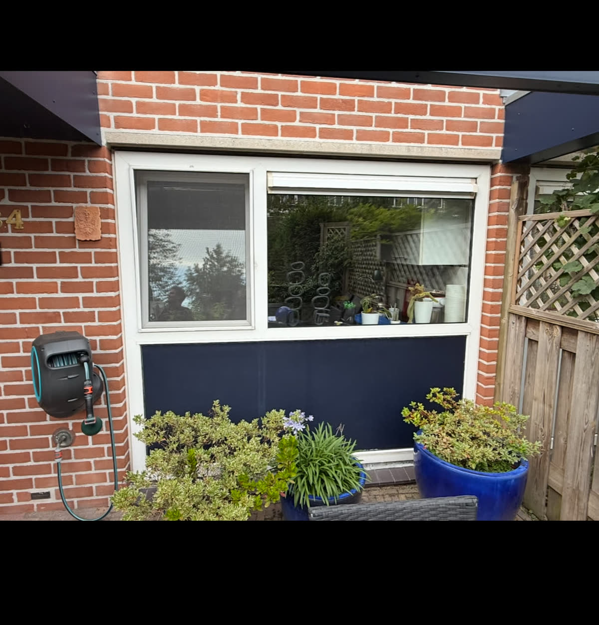 Oud wit raam boven een borstwering