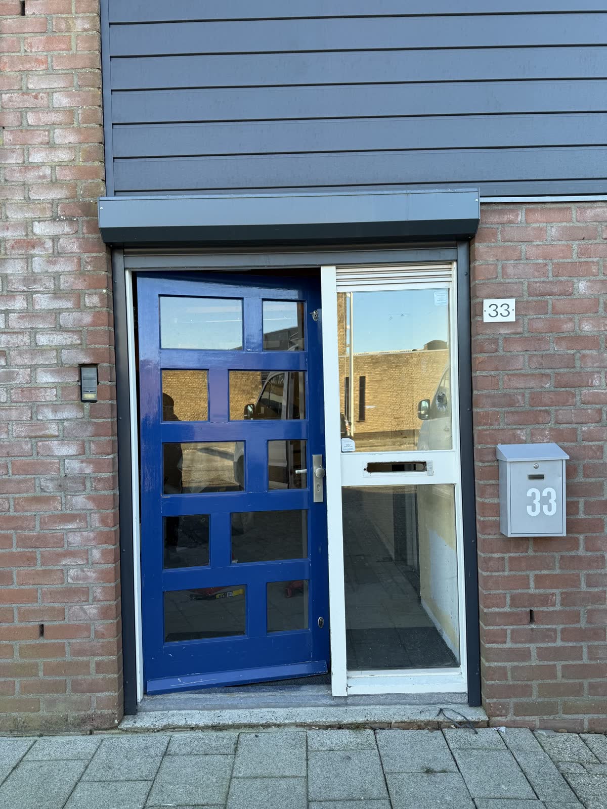 Oude blauwe voordeur met wit zijlicht