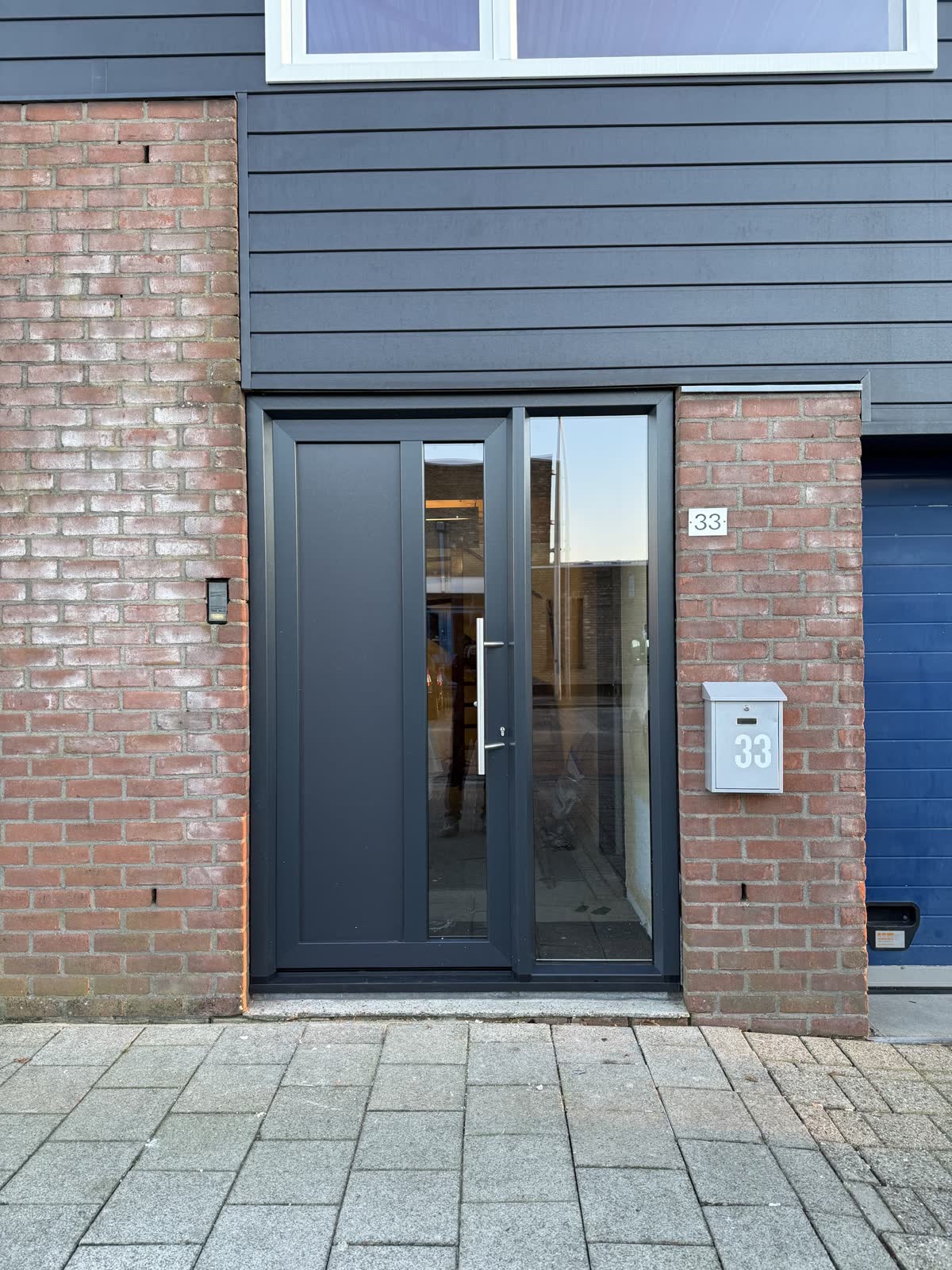 Nieuwe antraciet voordeur met smal glazen zijlicht