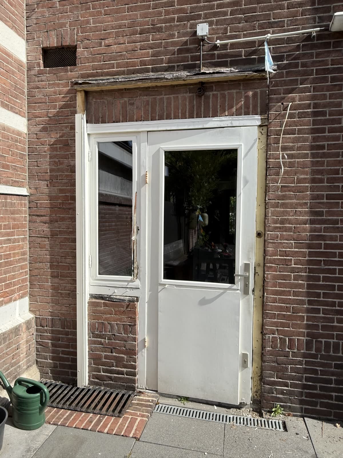 Oude witte achterdeur
