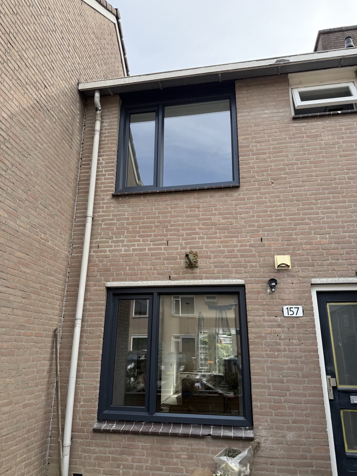 Gevel met donkere ramen