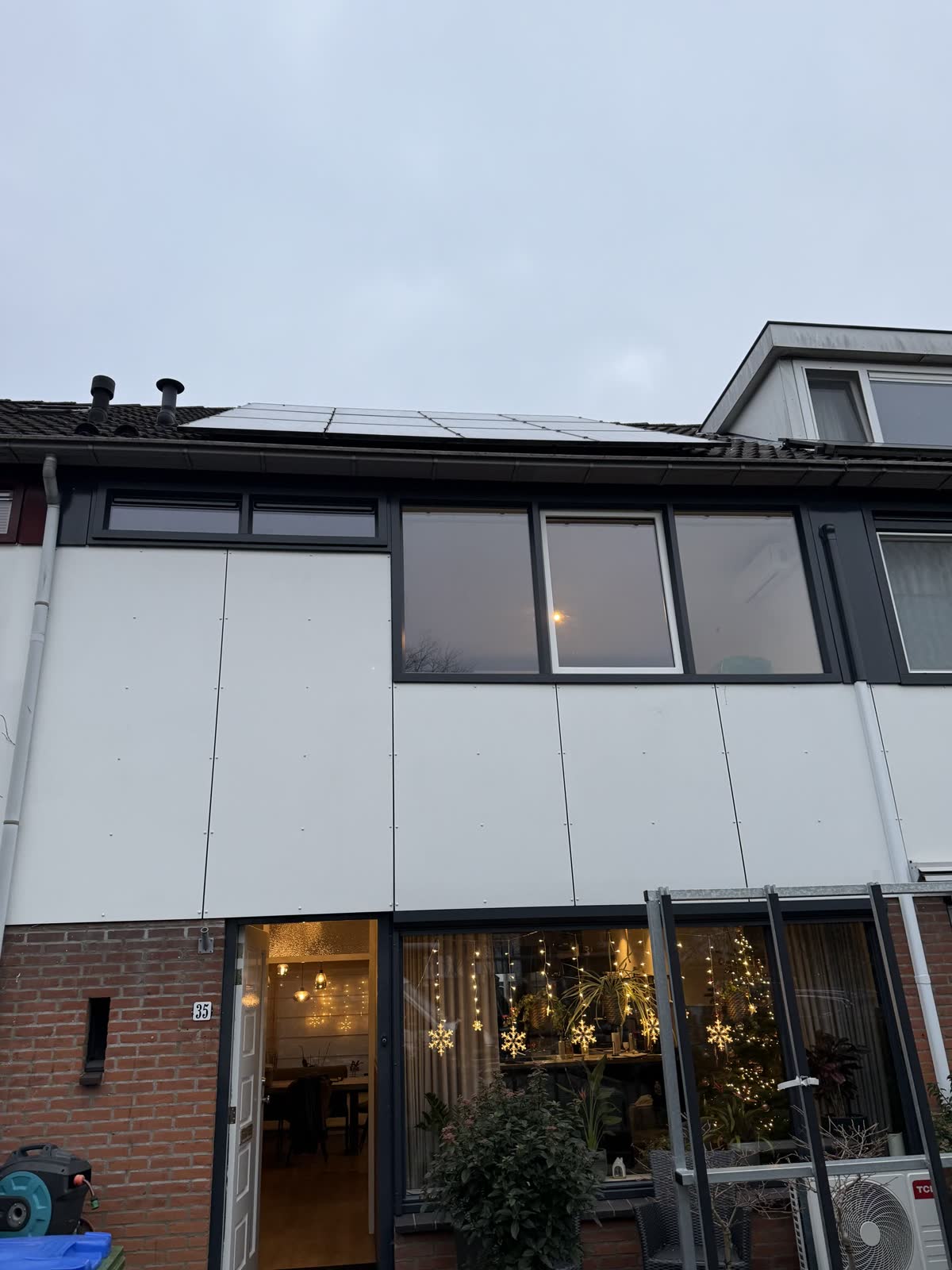 Achtergevel met antraciet kozijnen boven en een pui beneden